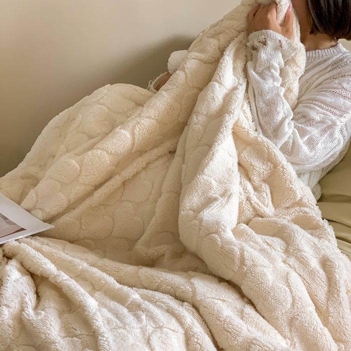 91家纺网 家纺一手货源 找家纺 昔可家纺 2022新款ins风纯色保暖塔塔绒多功能毛毯 爱心米色