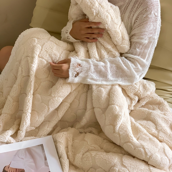 91家纺网 家纺一手货源 找家纺 昔可家纺 2022新款ins风纯色保暖塔塔绒多功能毛毯 爱心米色