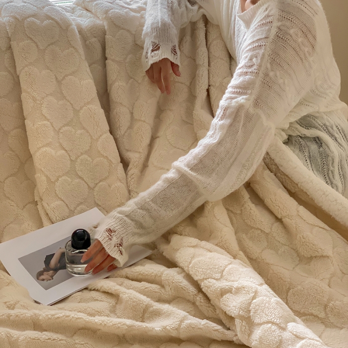 91家纺网 家纺一手货源 找家纺 昔可家纺 2022新款ins风纯色保暖塔塔绒多功能毛毯 爱心米色