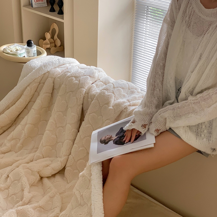 91家纺网 家纺一手货源 找家纺 昔可家纺 2022新款ins风纯色保暖塔塔绒多功能毛毯 爱心米色