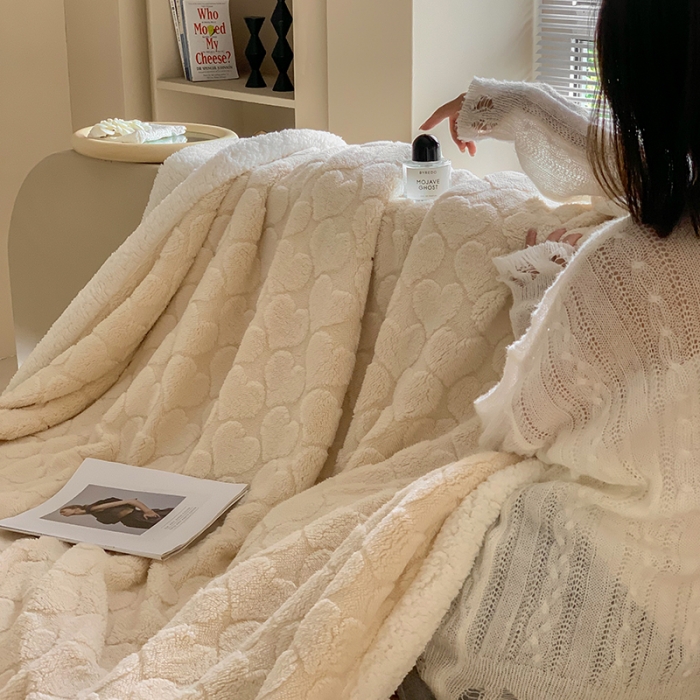 91家纺网 家纺一手货源 找家纺 昔可家纺 2022新款ins风纯色保暖塔塔绒多功能毛毯 爱心米色