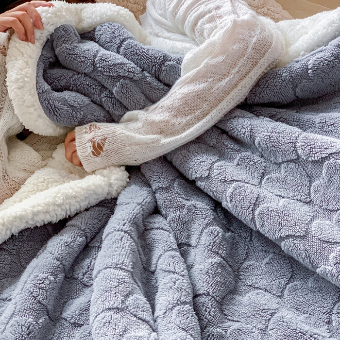 91家纺网 家纺一手货源 找家纺 昔可家纺 2022新款ins风纯色保暖塔塔绒多功能毛毯 爱心雾霾蓝