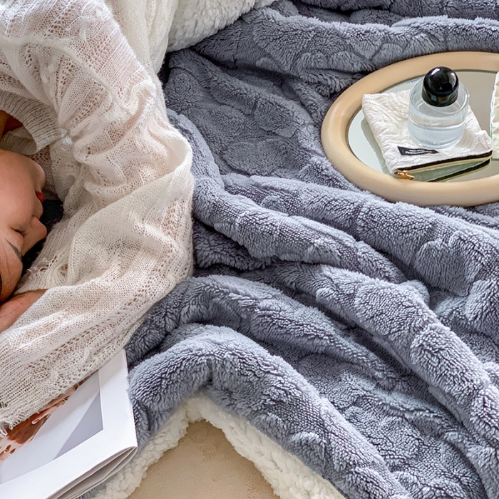 91家纺网 家纺一手货源 找家纺 昔可家纺 2022新款ins风纯色保暖塔塔绒多功能毛毯 爱心雾霾蓝