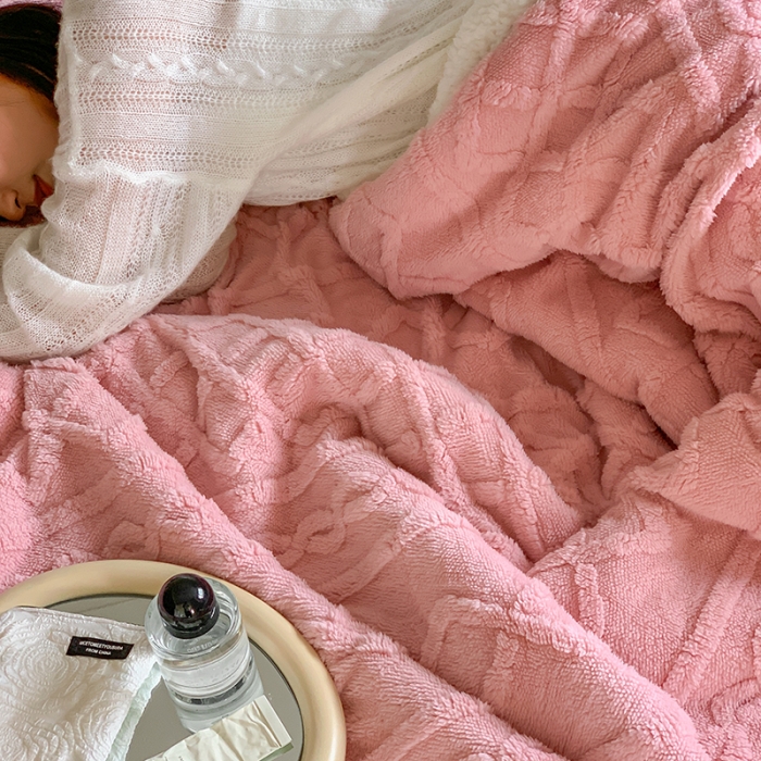 91家纺网 家纺一手货源 找家纺 昔可家纺 2022新款ins风纯色保暖塔塔绒多功能毛毯 波纹粉