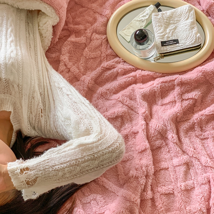 91家纺网 家纺一手货源 找家纺 昔可家纺 2022新款ins风纯色保暖塔塔绒多功能毛毯 波纹粉
