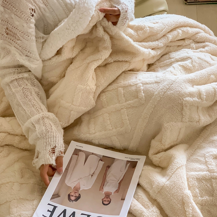 91家纺网 家纺一手货源 找家纺 昔可家纺 2022新款ins风纯色保暖塔塔绒多功能毛毯 波纹米色