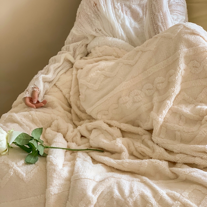 91家纺网 家纺一手货源 找家纺 昔可家纺 2022新款ins风纯色保暖塔塔绒多功能毛毯 波纹米色