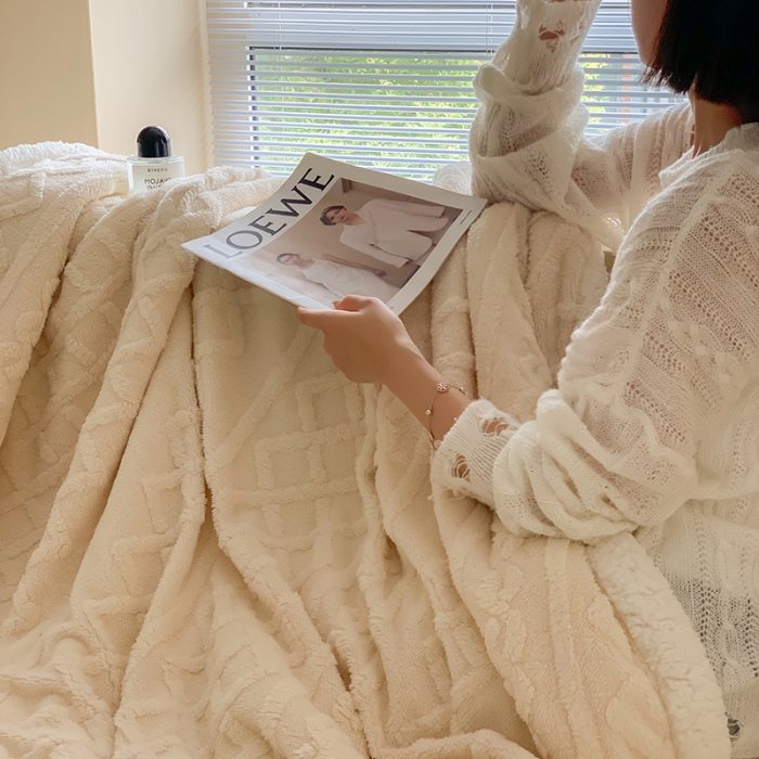 91家纺网 家纺一手货源 找家纺 昔可家纺 2022新款ins风纯色保暖塔塔绒多功能毛毯 波纹米色