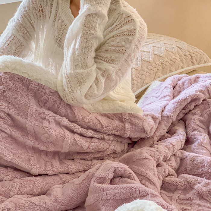 91家纺网 家纺一手货源 找家纺 昔可家纺 2022新款ins风纯色保暖塔塔绒多功能毛毯 波纹紫