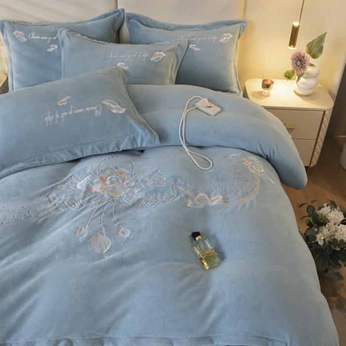 91家纺网 家纺一手货源 找家纺 凡客 2022新款亲肤牛奶绒四件套-倩影系列 梵星绿