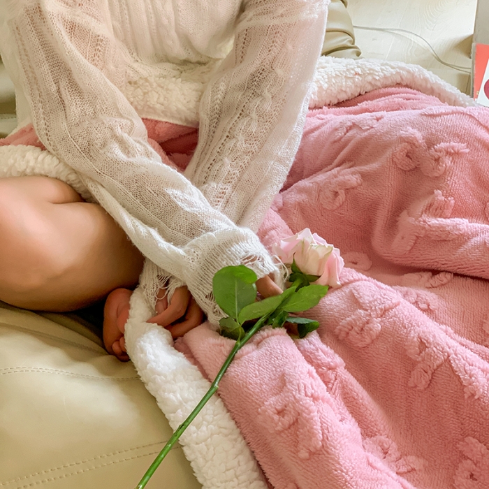 91家纺网 家纺一手货源 找家纺 昔可家纺 2022新款ins风纯色保暖塔塔绒多功能毛毯 蝴蝶结粉
