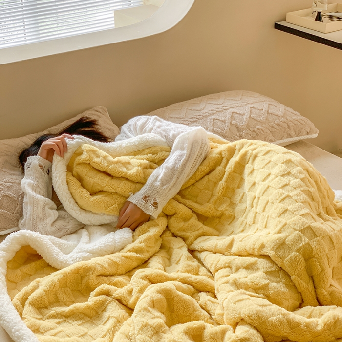 91家纺网 家纺一手货源 找家纺 昔可家纺 2022新款ins风纯色保暖塔塔绒多功能毛毯 棋盘格黄