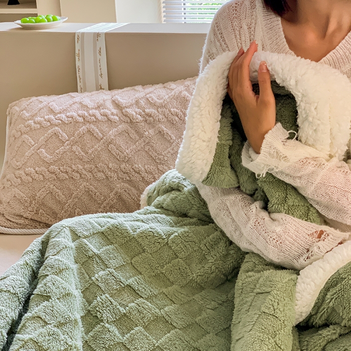 91家纺网 家纺一手货源 找家纺 昔可家纺 2022新款ins风纯色保暖塔塔绒多功能毛毯 棋盘格绿