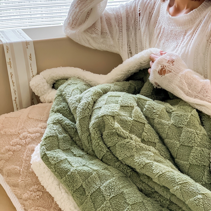 91家纺网 家纺一手货源 找家纺 昔可家纺 2022新款ins风纯色保暖塔塔绒多功能毛毯 棋盘格绿
