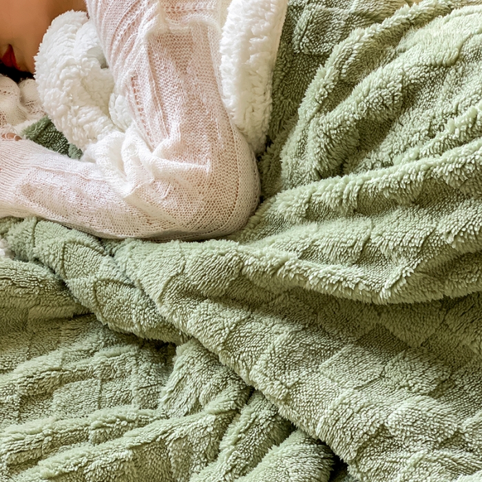 91家纺网 家纺一手货源 找家纺 昔可家纺 2022新款ins风纯色保暖塔塔绒多功能毛毯 棋盘格绿