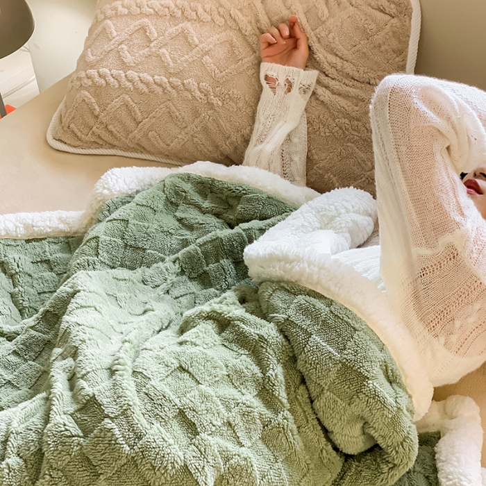91家纺网 家纺一手货源 找家纺 昔可家纺 2022新款ins风纯色保暖塔塔绒多功能毛毯 棋盘格绿