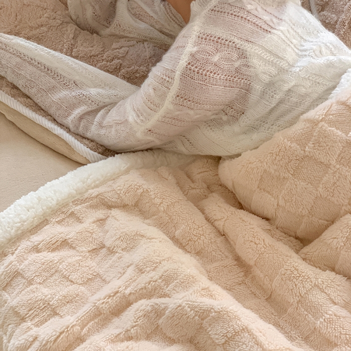 91家纺网 家纺一手货源 找家纺 昔可家纺 2022新款ins风纯色保暖塔塔绒多功能毛毯 棋盘格米色