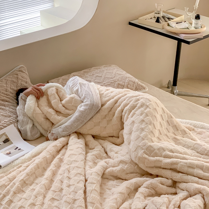 91家纺网 家纺一手货源 找家纺 昔可家纺 2022新款ins风纯色保暖塔塔绒多功能毛毯 棋盘格米色