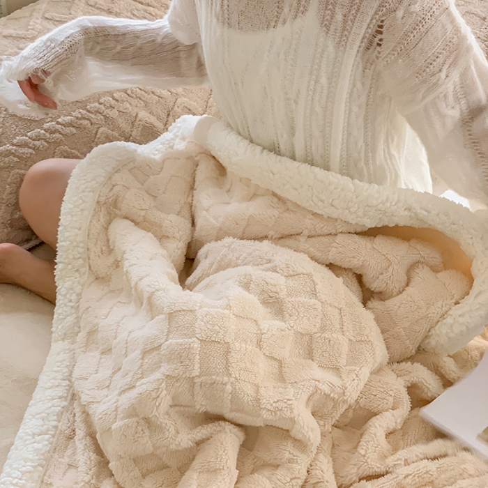 91家纺网 家纺一手货源 找家纺 昔可家纺 2022新款ins风纯色保暖塔塔绒多功能毛毯 棋盘格米色