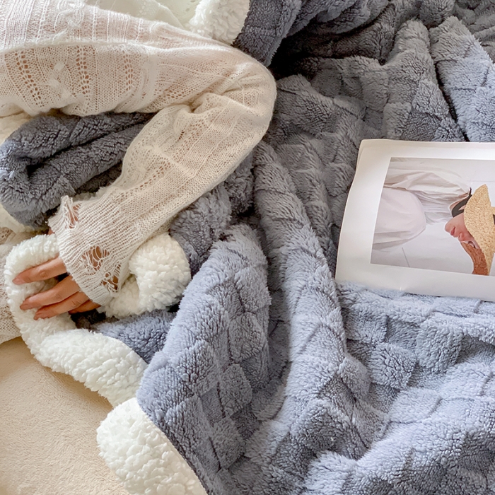91家纺网 家纺一手货源 找家纺 昔可家纺 2022新款ins风纯色保暖塔塔绒多功能毛毯 棋盘格雾霾蓝