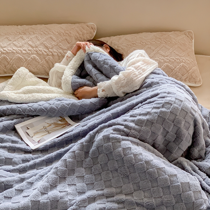 91家纺网 家纺一手货源 找家纺 昔可家纺 2022新款ins风纯色保暖塔塔绒多功能毛毯 棋盘格雾霾蓝