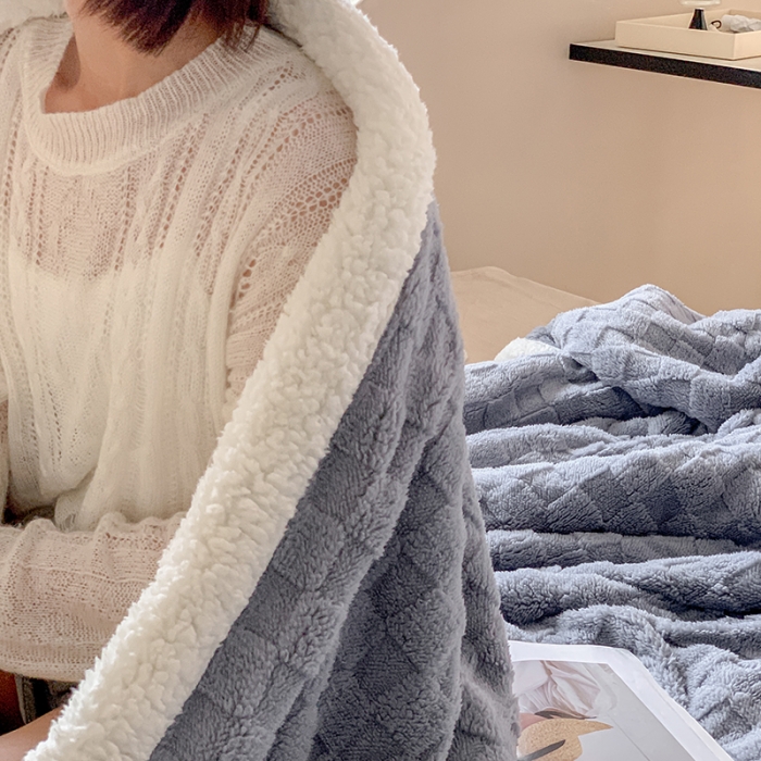 91家纺网 家纺一手货源 找家纺 昔可家纺 2022新款ins风纯色保暖塔塔绒多功能毛毯 棋盘格雾霾蓝