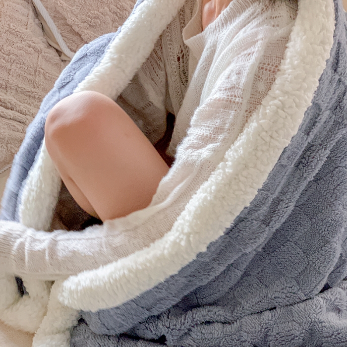 91家纺网 家纺一手货源 找家纺 昔可家纺 2022新款ins风纯色保暖塔塔绒多功能毛毯 棋盘格雾霾蓝