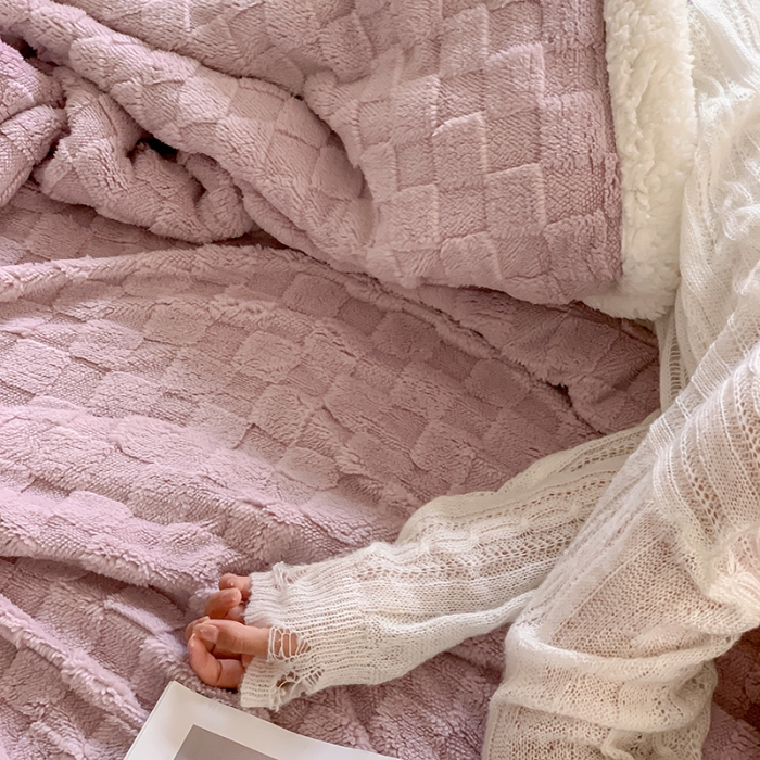 91家纺网 家纺一手货源 找家纺 昔可家纺 2022新款ins风纯色保暖塔塔绒多功能毛毯 棋盘格紫