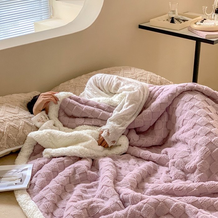91家纺网 家纺一手货源 找家纺 昔可家纺 2022新款ins风纯色保暖塔塔绒多功能毛毯 棋盘格紫
