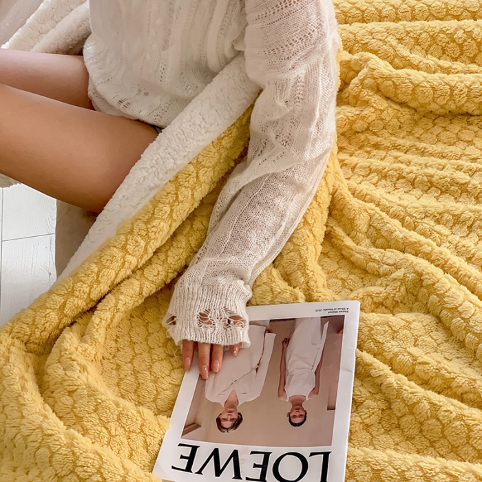 91家纺网 家纺一手货源 找家纺 昔可家纺 2022新款ins风纯色保暖塔塔绒多功能毛毯 小波点黄