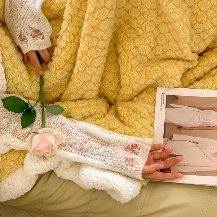 91家纺网 家纺一手货源 找家纺 昔可家纺 2022新款ins风纯色保暖塔塔绒多功能毛毯 小波点黄