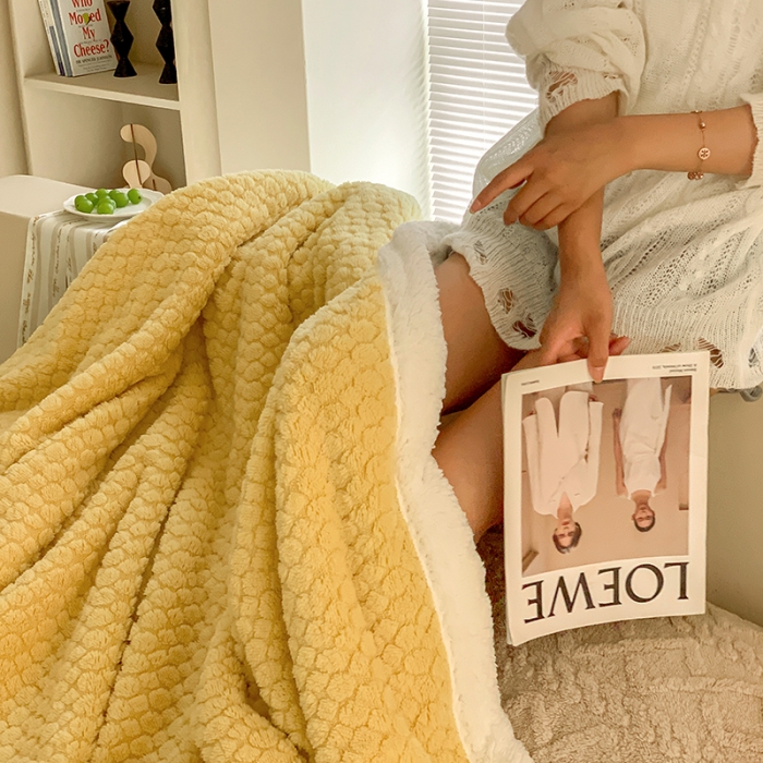91家纺网 家纺一手货源 找家纺 昔可家纺 2022新款ins风纯色保暖塔塔绒多功能毛毯 小波点黄