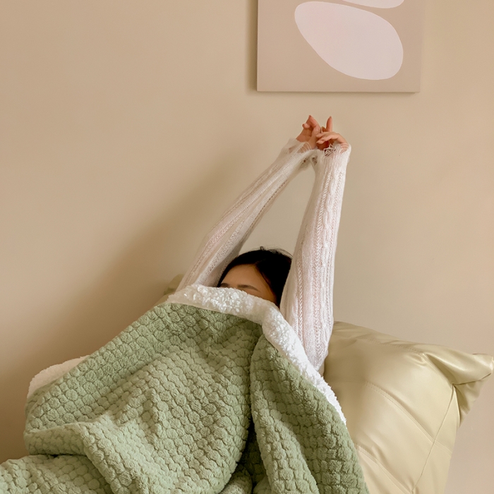 91家纺网 家纺一手货源 找家纺 昔可家纺 2022新款ins风纯色保暖塔塔绒多功能毛毯 小波点绿