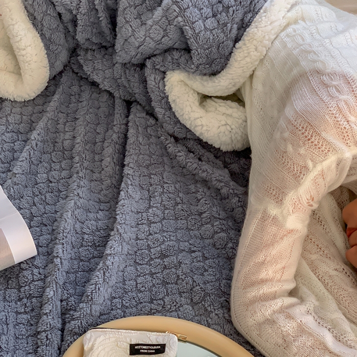 91家纺网 家纺一手货源 找家纺 昔可家纺 2022新款ins风纯色保暖塔塔绒多功能毛毯 小波点雾霾蓝