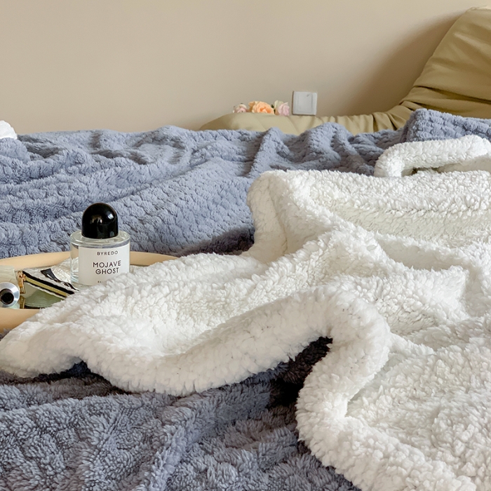 91家纺网 家纺一手货源 找家纺 昔可家纺 2022新款ins风纯色保暖塔塔绒多功能毛毯 小波点雾霾蓝