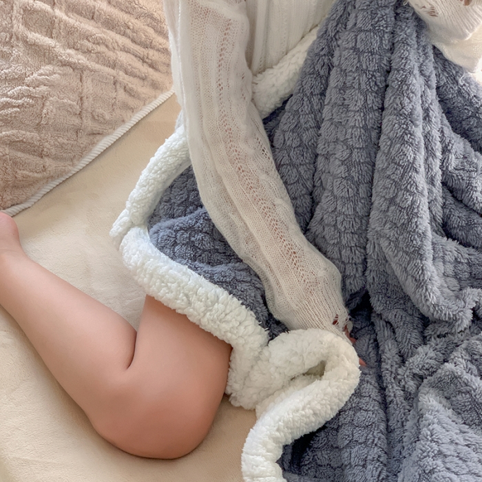 91家纺网 家纺一手货源 找家纺 昔可家纺 2022新款ins风纯色保暖塔塔绒多功能毛毯 小波点雾霾蓝