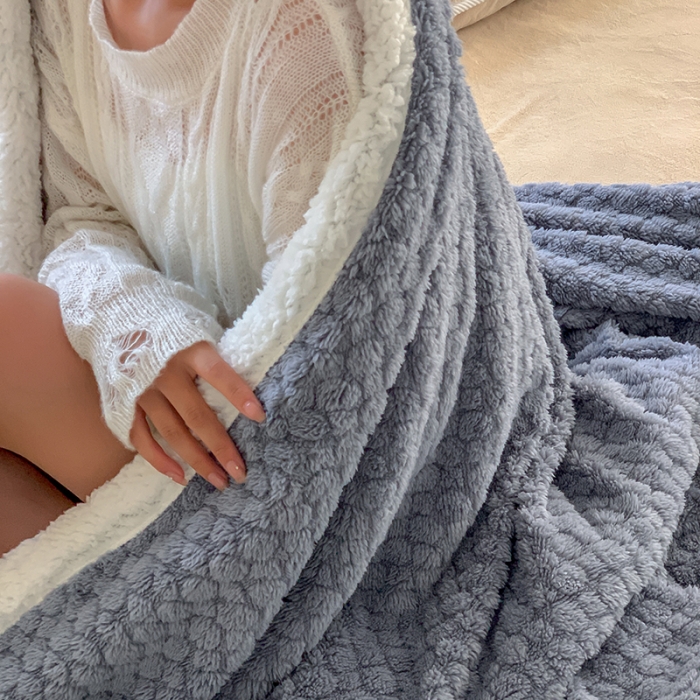 91家纺网 家纺一手货源 找家纺 昔可家纺 2022新款ins风纯色保暖塔塔绒多功能毛毯 小波点雾霾蓝