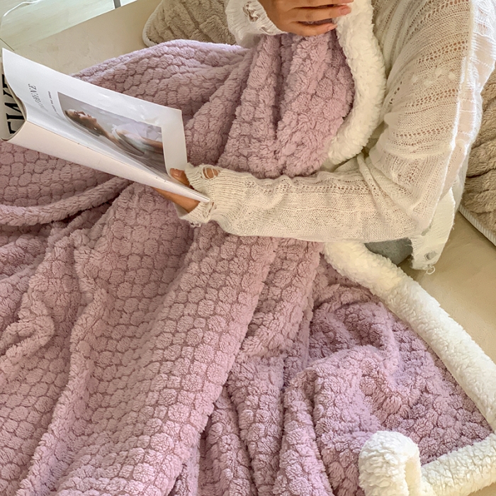 91家纺网 家纺一手货源 找家纺 昔可家纺 2022新款ins风纯色保暖塔塔绒多功能毛毯 小波点紫