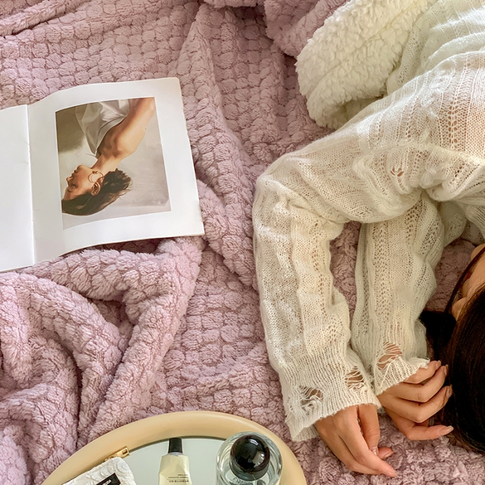 91家纺网 家纺一手货源 找家纺 昔可家纺 2022新款ins风纯色保暖塔塔绒多功能毛毯 小波点紫