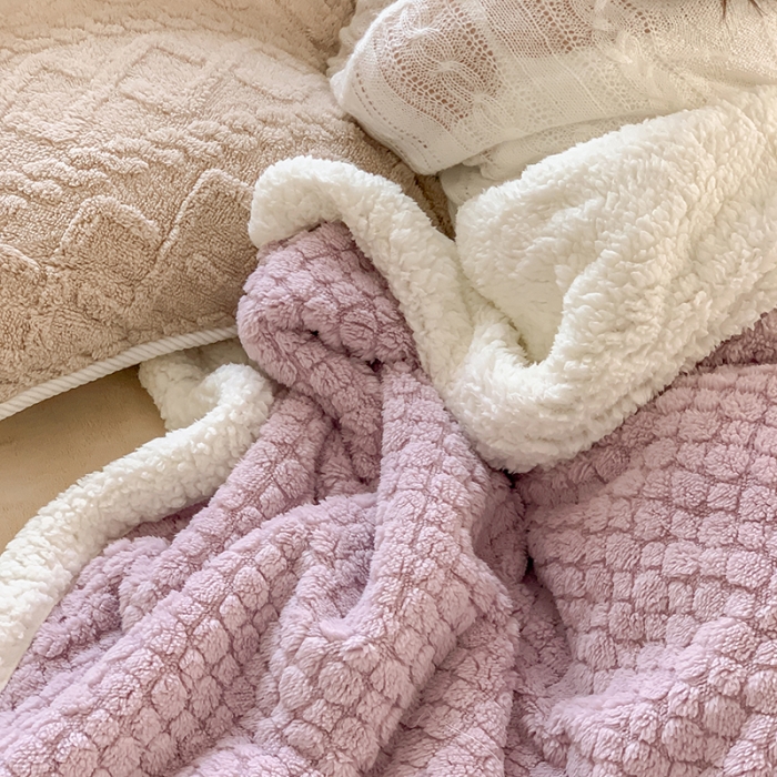 91家纺网 家纺一手货源 找家纺 昔可家纺 2022新款ins风纯色保暖塔塔绒多功能毛毯 小波点紫