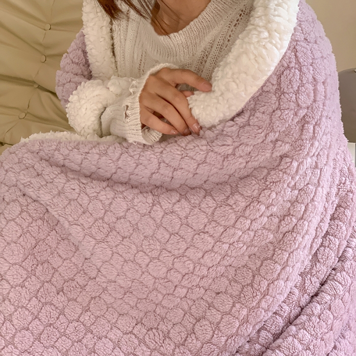 91家纺网 家纺一手货源 找家纺 昔可家纺 2022新款ins风纯色保暖塔塔绒多功能毛毯 小波点紫