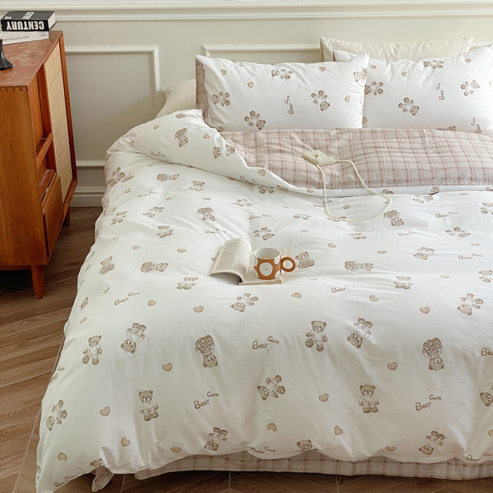 91家纺网 家纺一手货源 找家纺 昔可家纺 2022新款仙女风全棉爱丽丝系列印花四件套 爱心小咖熊