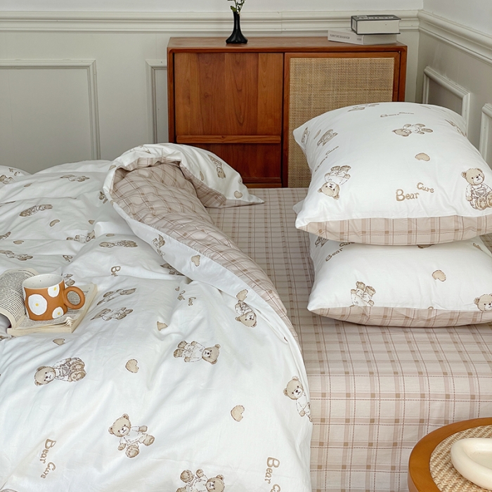 91家纺网 家纺一手货源 找家纺 昔可家纺 2022新款仙女风全棉爱丽丝系列印花四件套 爱心小咖熊