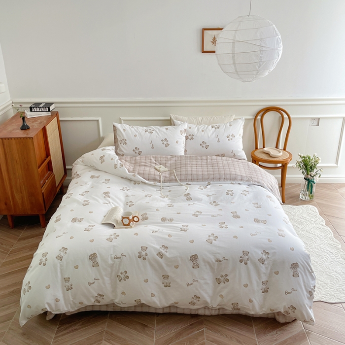 91家纺网 家纺一手货源 找家纺 昔可家纺 2022新款仙女风全棉爱丽丝系列印花四件套 爱心小咖熊