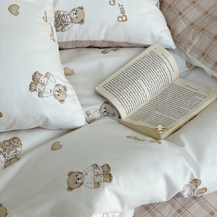 91家纺网 家纺一手货源 找家纺 昔可家纺 2022新款仙女风全棉爱丽丝系列印花四件套 爱心小咖熊