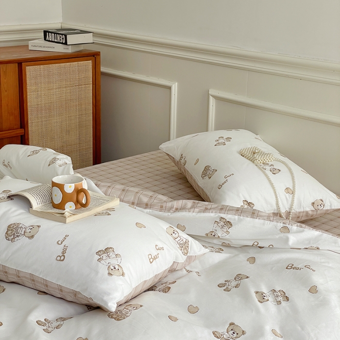 91家纺网 家纺一手货源 找家纺 昔可家纺 2022新款仙女风全棉爱丽丝系列印花四件套 爱心小咖熊