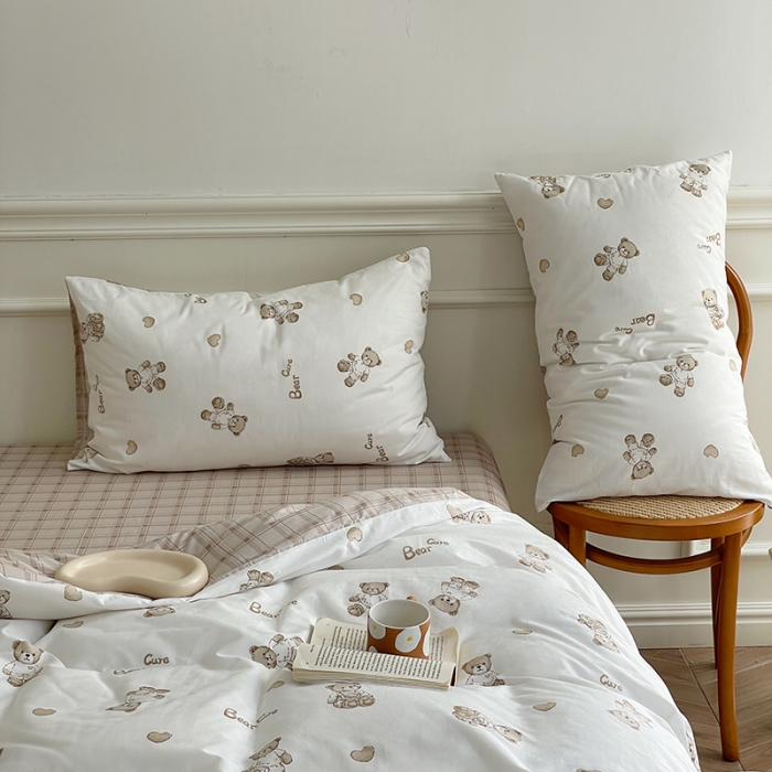 91家纺网 家纺一手货源 找家纺 昔可家纺 2022新款仙女风全棉爱丽丝系列印花四件套 爱心小咖熊