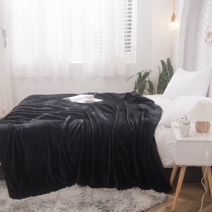 91家纺网 家纺一手货源 找家纺 卡琪曼 2023新款纯色加厚牛奶绒法兰绒毛毯子办公室午睡盖毯 黑色
