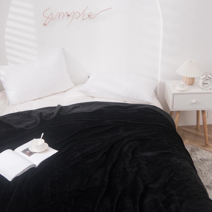 91家纺网 家纺一手货源 找家纺 卡琪曼 2023新款纯色加厚牛奶绒法兰绒毛毯子办公室午睡盖毯 黑色