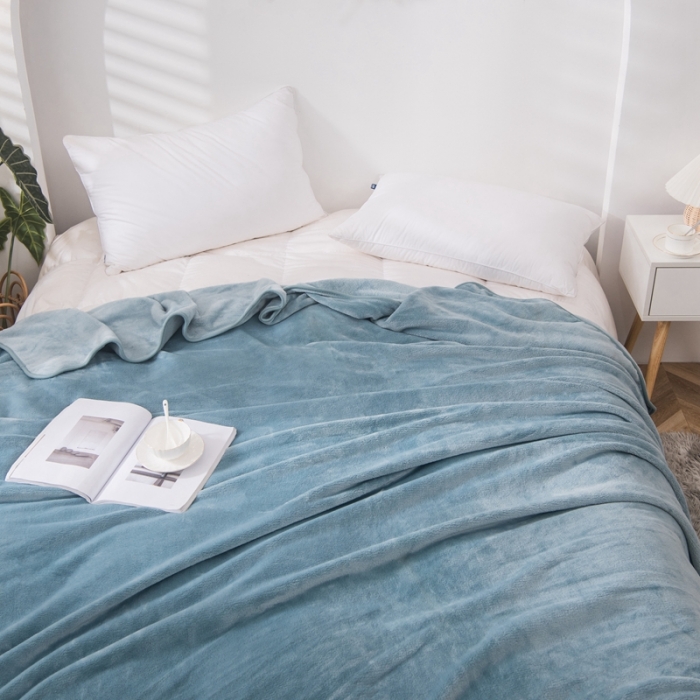 91家纺网 家纺一手货源 找家纺 卡琪曼 2023新款纯色加厚牛奶绒法兰绒毛毯子办公室午睡盖毯 灰蓝